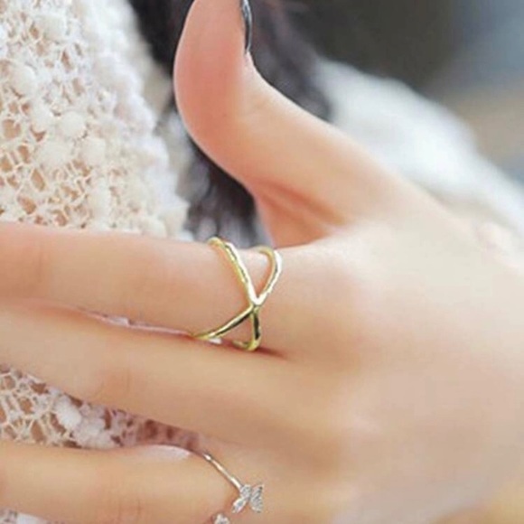 3/$30 💛 Criss Cross Earrings - Picture 4 of 4